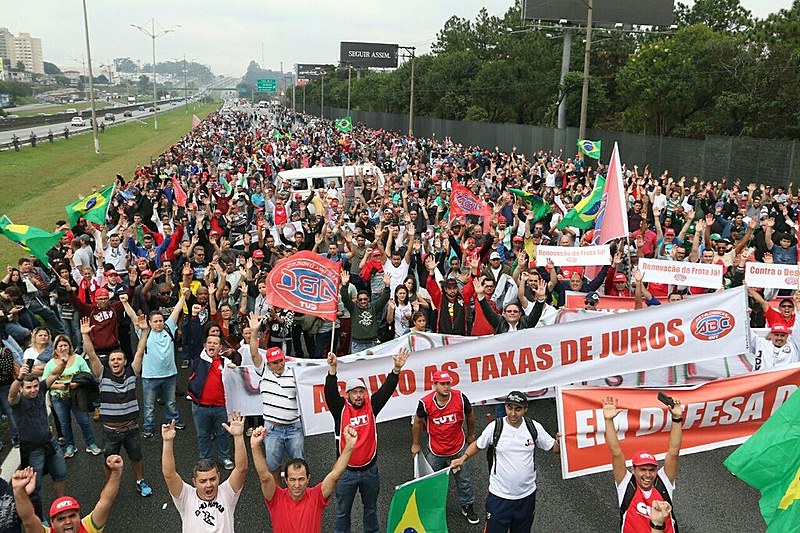 Segundo o sindicato da categoria, 10 mil pessoas foram às ruas