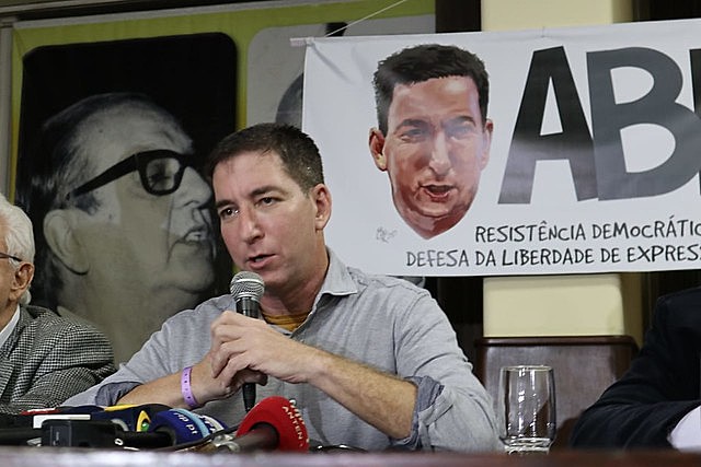 En actividad realizada en Rio de Janeiro, el periodista Glenn Greenwald habló ante miles de personas.