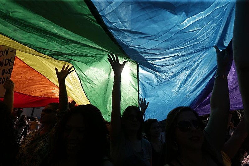 Há a a crença equivocada de profissionais de saúde de que lésbicas e bi não têm risco de desenvolver cânceres de mama e de colo de útero