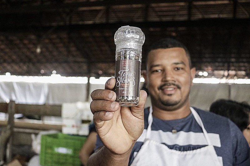 O sem-terra Roberto Silva, do Espírito Santo, mostra a pimenta da marca Terra de Sabores, produzida no assentamento Valdício Barbosa