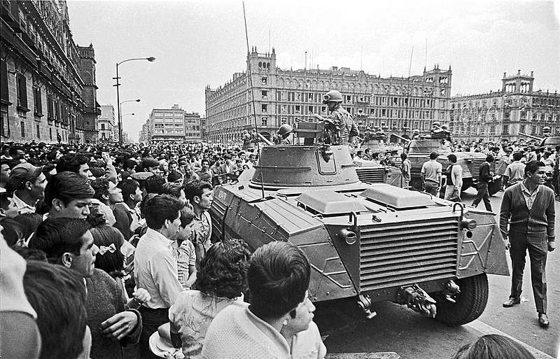 Repressão do Exército mexicano a protesto estudantil no Zócalo, Cidade do México