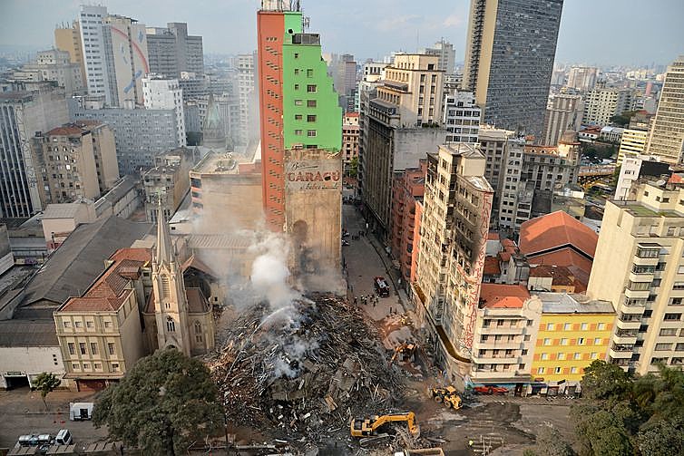 Bombeiros trabalham na busca por desaparecidos e retirada dos destroços do prédio que desabou após incêndio no Largo do Paissandu