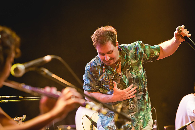 Lucio Sanfilippo durante um show.