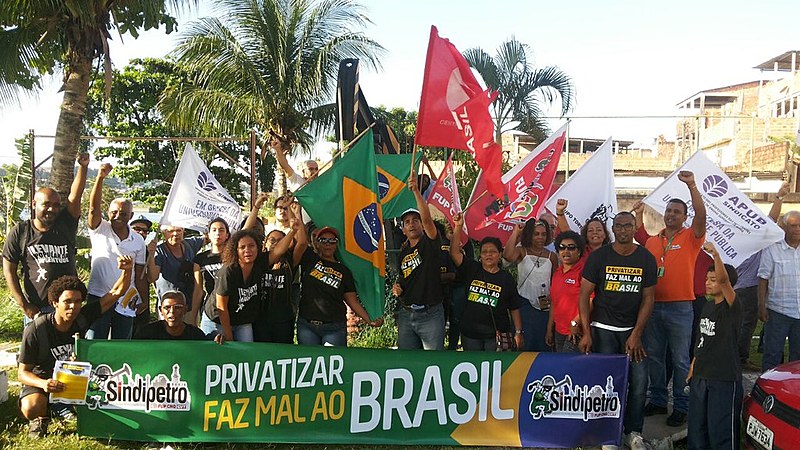 Militantes fazem ato no monumento que marca o primeiro poço de petróleo descoberto no Brasil