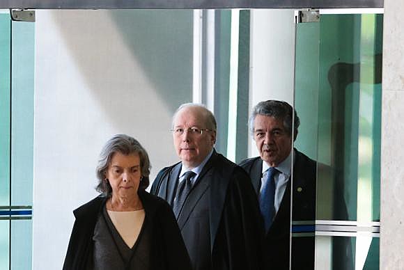 A presidente do STF, Cármen Lúcia e o ministro Celso de Mello chegam ao Supremo para julgar a liminar que determina o afastamento de Renan Calheiros, da presidência do Senado
