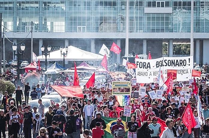 Ato do funcionalismo público por reposição salarial e direitos