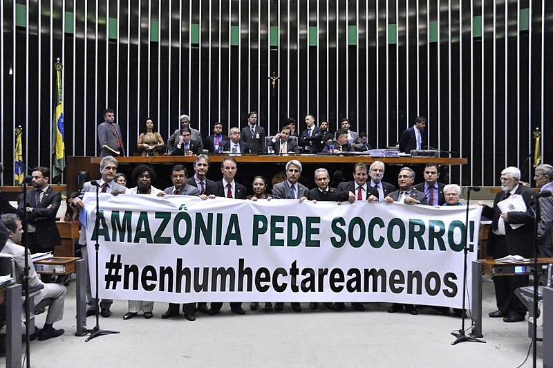 Parlamentares da oposição protestam contra aprovação das MPs 756 e 758 na Câmara