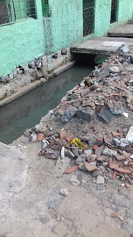 Esgoto passa na porta dos moradores de Santa Cruz.