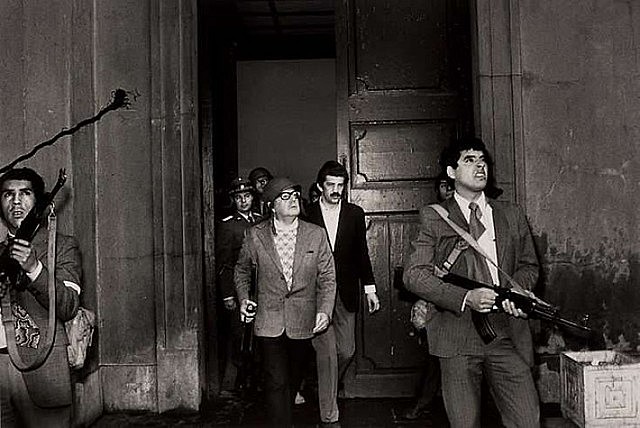 Na manhã do dia 11 de setembro, de 1973, Salvador Allende anuncia resistência ao golpe no Palácio La Moneda, no Chile