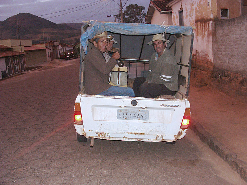 A sustentabilidade do café se apoia, dentre outas coisas, nas violações de direitos trabalhistas, em moradias precárias e insalubres, no transporte em ônibus, vans e kombis caindo aos pedaços