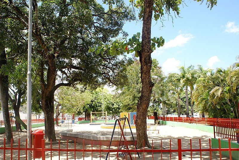O Engenho do Meio faz limite com os bairros de Torrões, Cordeiro, Iputinga, Cidade Universitária e Curado