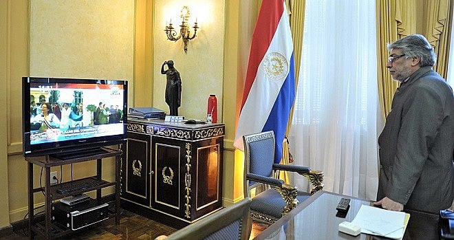 O então presidente do Paraguai, Fernando Lugo, assiste pela TV, em junho de 2012, sua deposição