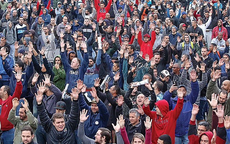Trabalhadores da fábrica da Mercedes, em São Bernardo do Campo, param contra demissões
