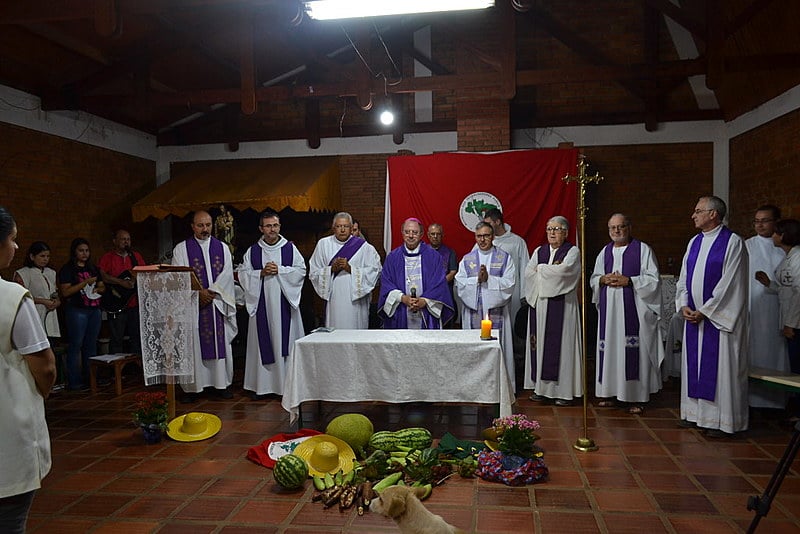 Missa foi celebrada por Dom João Mamede Filho, junto a oito padres, diáconos e seminaristas
