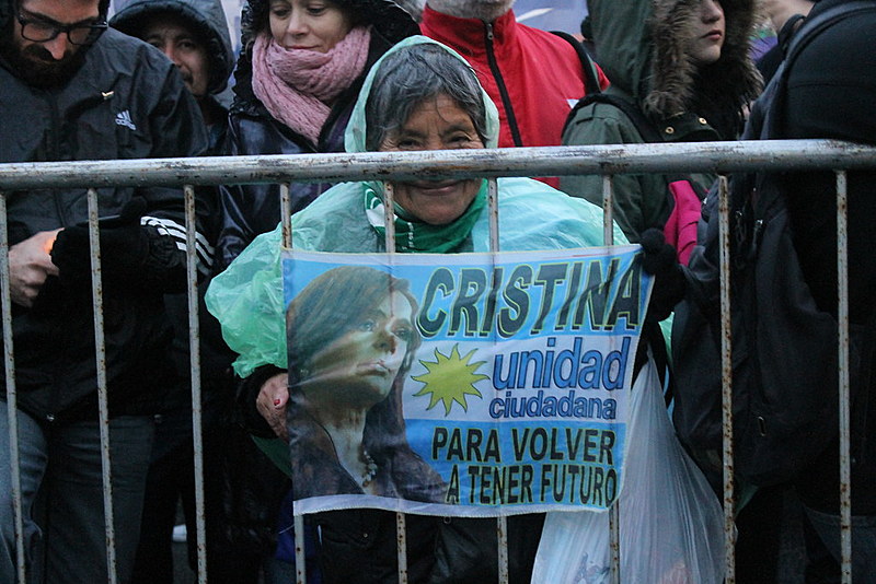 Senhora segura cartaz em apoio à Cristina Kirchner durante marcha na Praça de Maio, em agosto de 2018