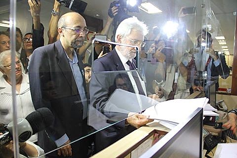 Lideranças do PSOL protocolam pedido de impeachment de Michel Temer nesta segunda-feira (28)