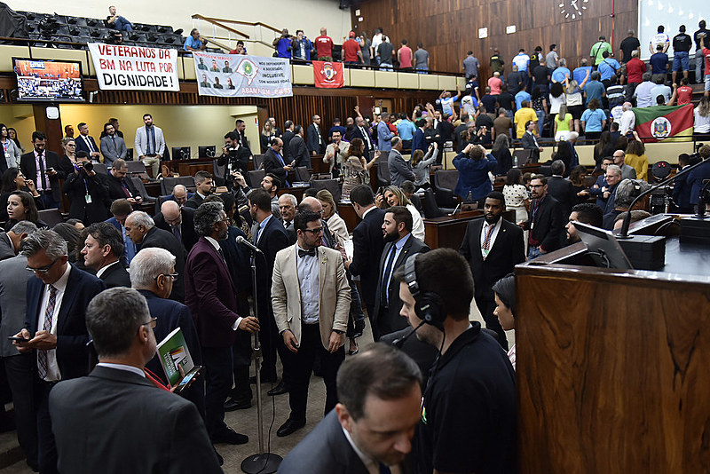 Servidores protestaram dando as costas durante votação do pacote