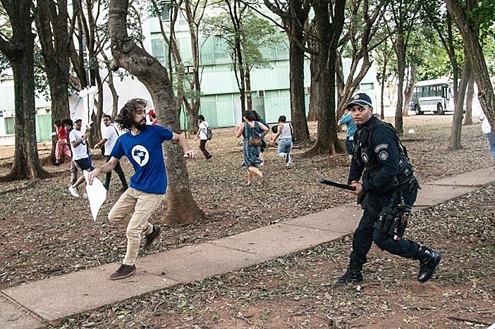 Manifestação foi interrompida por agressões e spray de pimenta por parte da força policial; um estudante foi detido acusado de depredação
