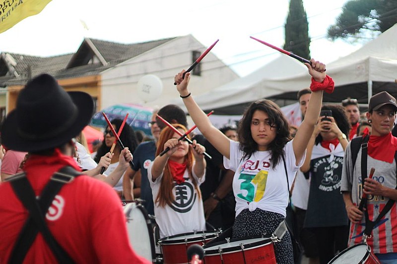 Apoiadores de Lula fazem vigília em solidariedade ao ex-presidente em frente à Polícia Federal no Paraná