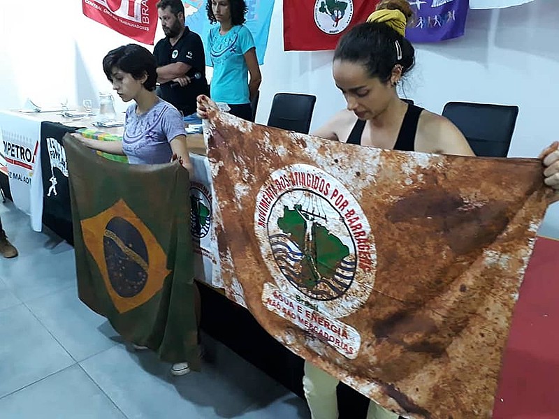 Protesto realizado durante plenária da Frente Brasil Popular