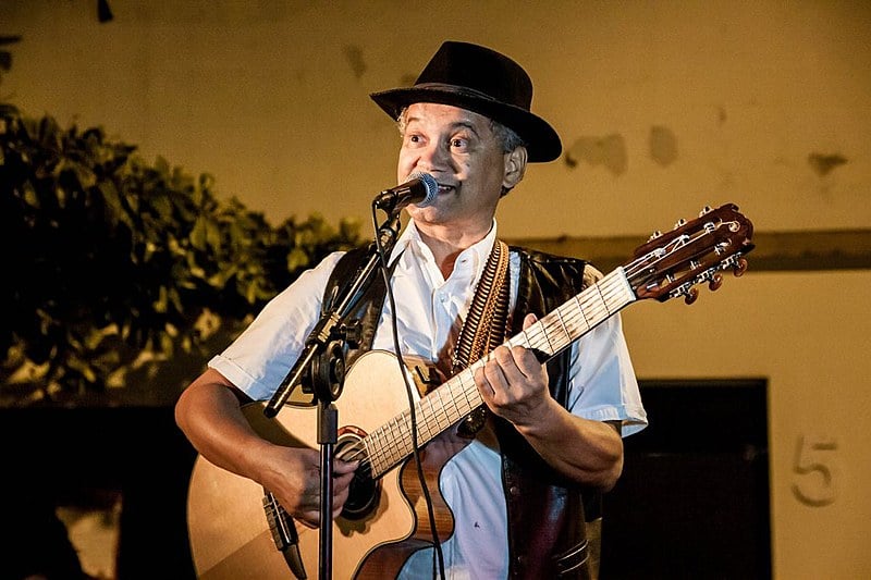 O violeiro Rubinho do Vale marcou presença na abertura do Festival