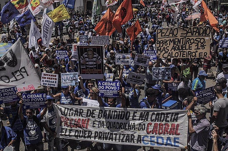 Milhares de trabalhadores protestaram, no centro do Rio, contra a privatização da empresa de saneamento, a Cedae