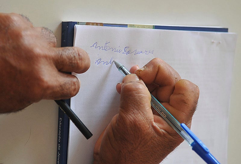 Mais de 11 milhões de pessoas são consideradas analfabetas no Brasil, segundo IBGE