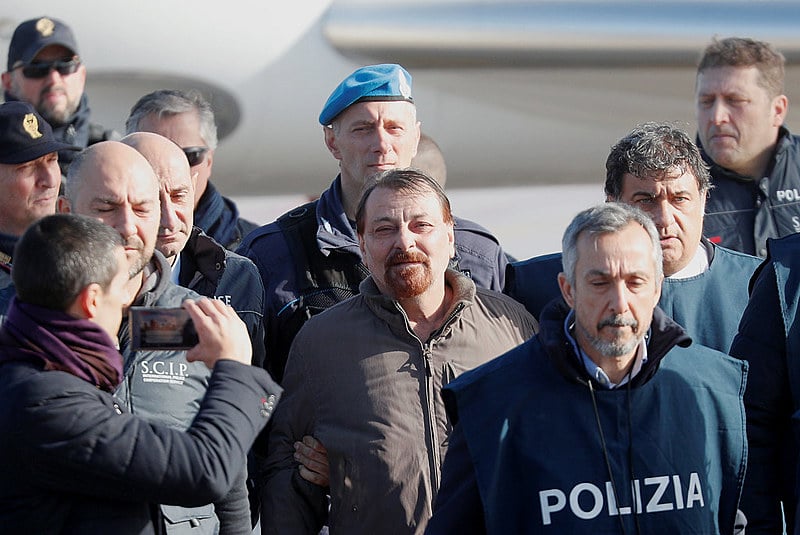 Cesare Battisti chega à Itália na manhã desta segunda-feira (14)