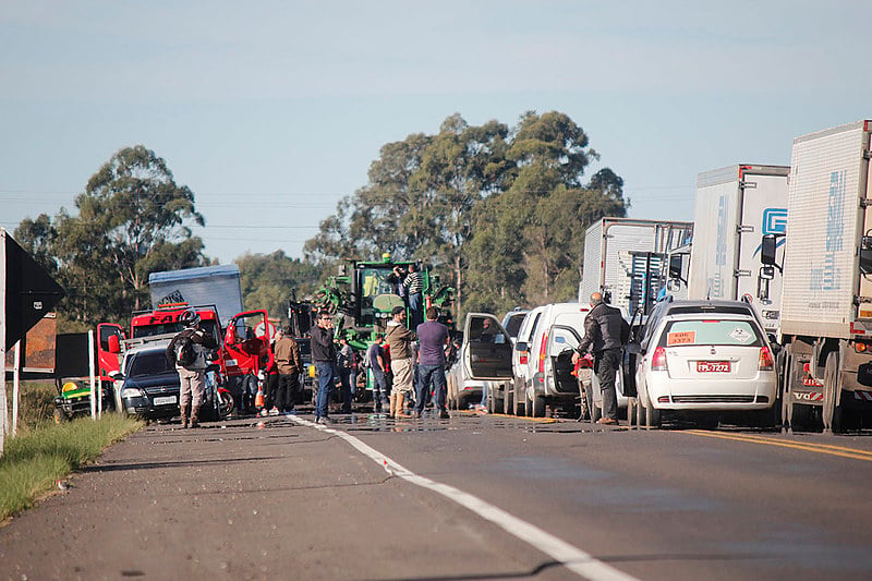 Greve dos caminhoneiros chega ao oitavo dia