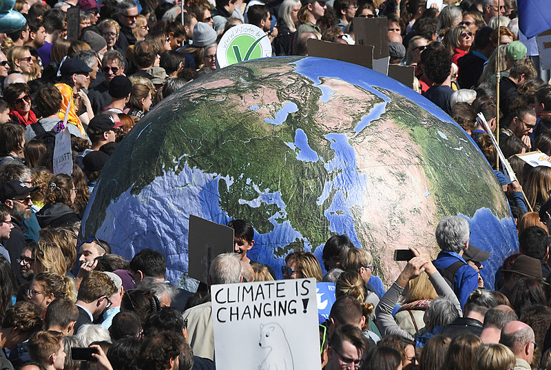 Manifestantes reivindicam medidas concretas para combater o aquecimento global e para frear as emissões de CO2