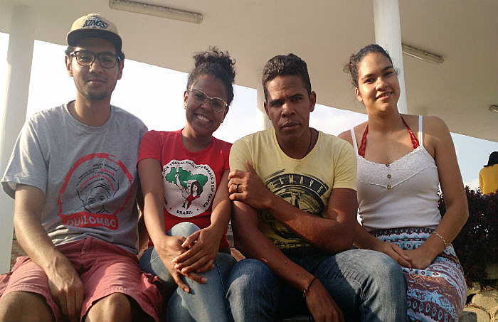 Após os dois primeiros anos de faculdade, os estudantes se descentralizam entre os estados venezuelanos e se incorporam aos centros hospitalares e ambulatórios, onde ficam do terceiro ao sexto ano do curso até se tornarem efetivamente médicos profissionais.