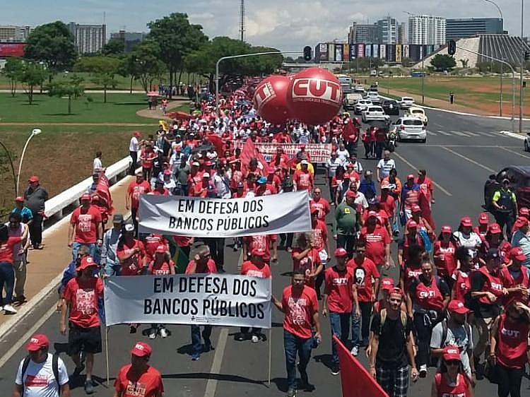 Manifestantes criticaram o desmonte dos bancos públicos em Brasília