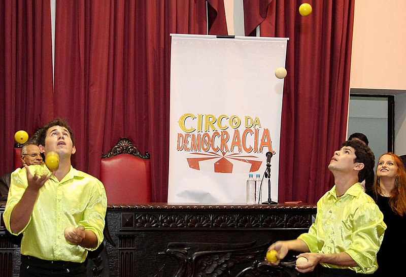 Corpo de Bombeiros autorizou a instalação do circo na Praça Santos Andrade, Centro de Curitiba.