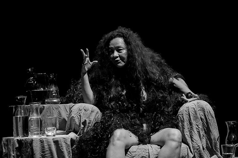 Nena Inoue, que idealizou o espetáculo, dá vida a uma contadora de histórias