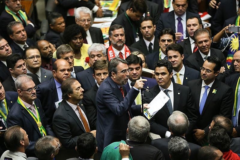 Deputados contrários ao impeachment argumentam na Câmara de Deputados, no histórico dia 17 de abril