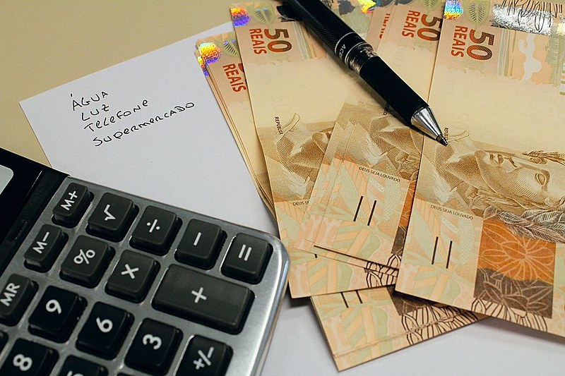 No Brasil, mais pobres comprometem 25% da renda com impostos, enquanto mais ricos pagam somente 7% do que ganham em tributos
