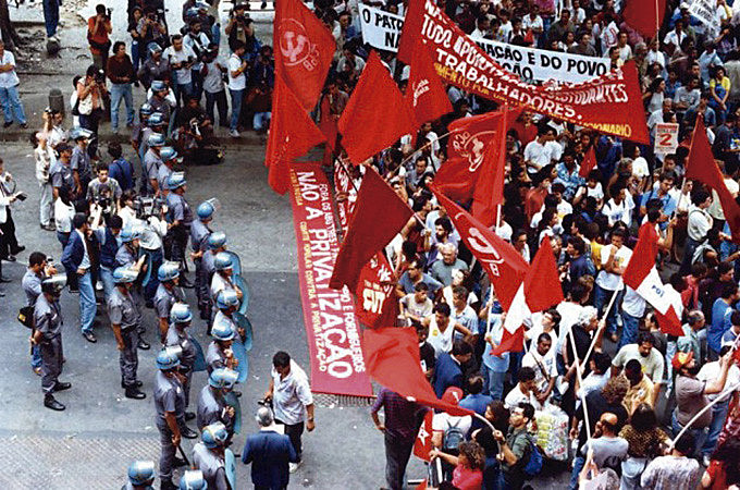 Em 1993, trabalhadores da CSN foram às ruas no Rio em protesto contra privatização da empresa