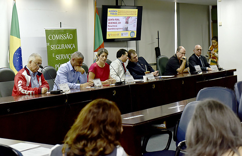 Para servidores, medida é um ataque ao serviço público e tem o propósito de abrir as portas do Estado às terceirizações em todas as áreas