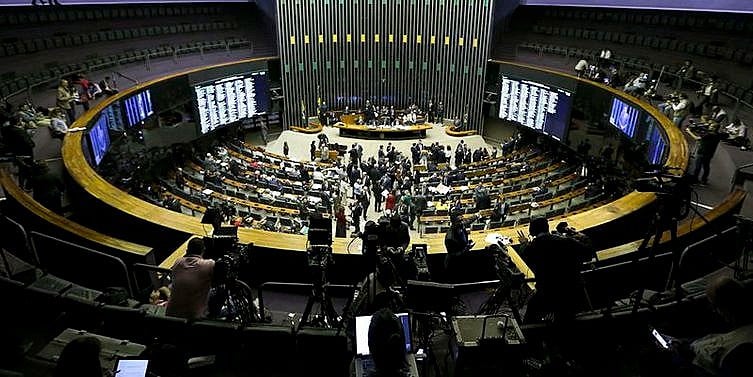 Parlamentares iniciam votação de denúncia contra Temer