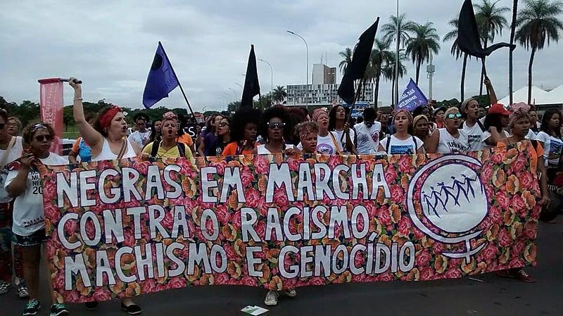 Mulheres negras lutam contra desigualdades de classe, raça e gênero.