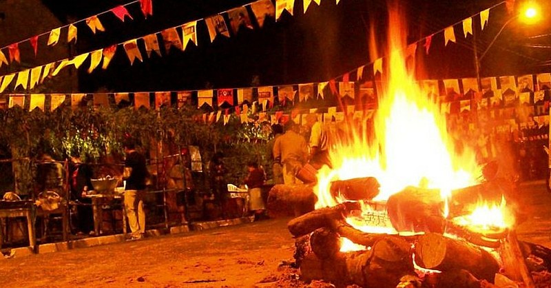 Fogueira, fogos de artifícios e comidas de milho permeiam as festas de Santo Antônio, São João e São Pedro.