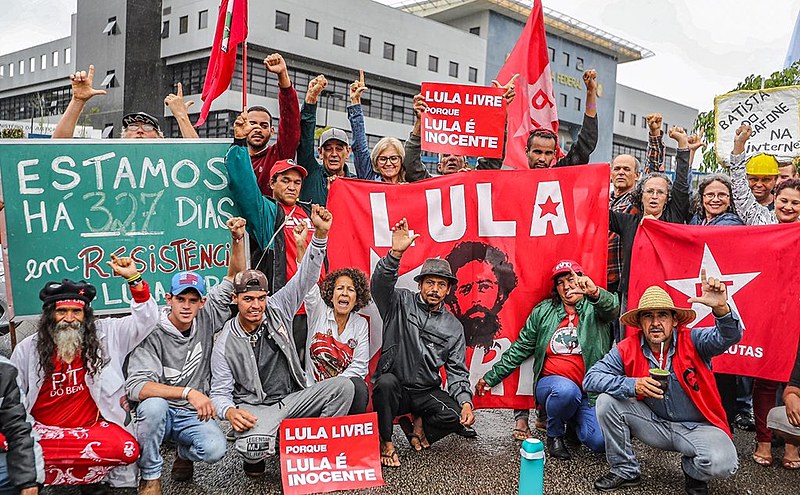 “Boa tarde, presidente Lula” nesta quarta-feira (27) na Vigília Lula Livre, em Curitiba.