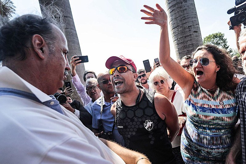 Invasores permaneceram no local por cerca de 12 horas; centenas de apoiadores de Maduro se mobilizaram nos arredores da embaixada