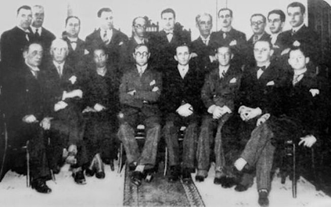 Antonieta (3ª pessoa sentada, da esq. para a dir.) durante a posse, em 1935
