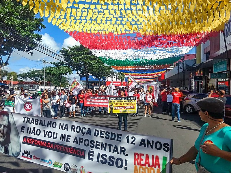 Ato da Greve Geral em Santo Antônio de Jesus, na Bahia, nesta sexta-feira (14)