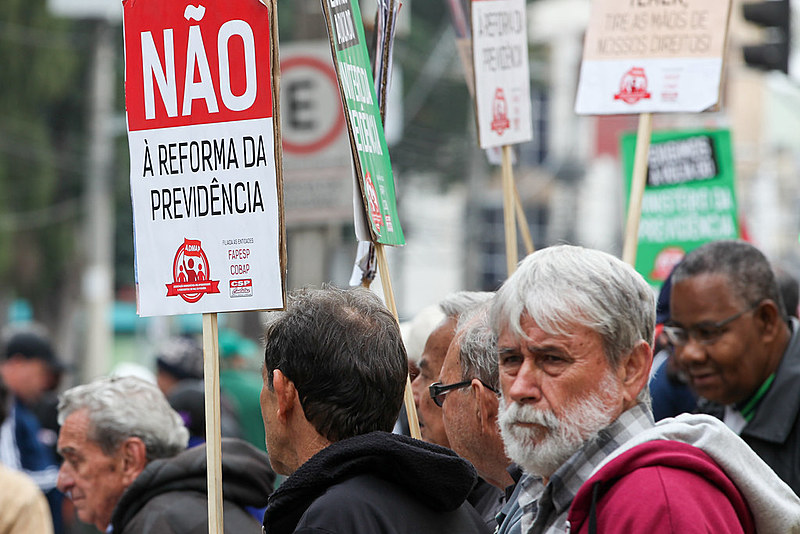 Idade mínima de 65 anos, para homens e mulheres, e 49 anos de contribuição, são algumas das propostas da reforma