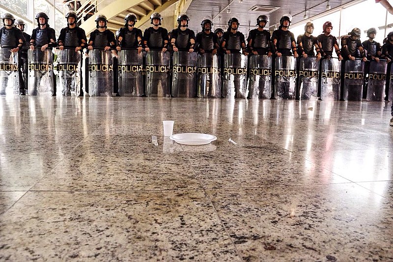 Neste momento, o choque já ocupa uma das entradas da unidade.