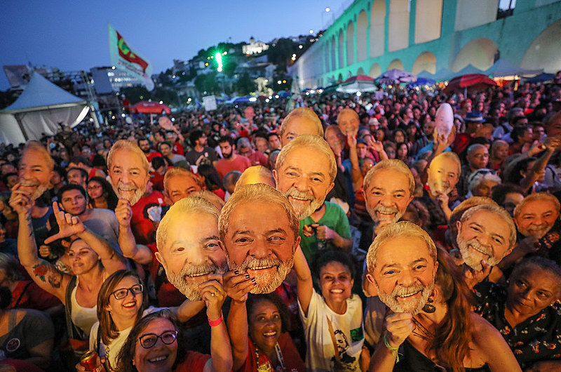 Público do Festival Lula Livre do Rio de Janeiro exibe máscaras do ex-presidente