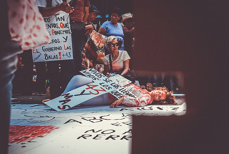 Os país dos 43 estudantes desaparecidos em Ayotzinapa e o sindicato CNTE durante manifestação em junho em frente à ao monumento da PGR