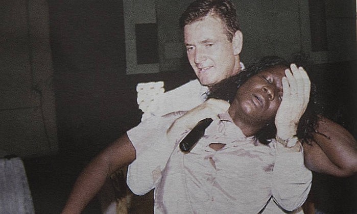 Crivella tinha 42 anos ao editar o trabalho que fez na África, como bispo missionário da Igreja Universal do Reino de Deus